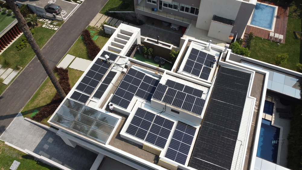 Vista aérea de telhado com painéis solares Alt text: Telhado residencial com sistema completo de energia solar instalado pela Paraná Energia Solar, mostrando organização e eficiência do projeto.